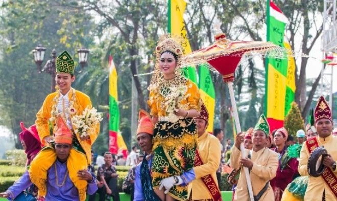 bausung pengantin banjar 