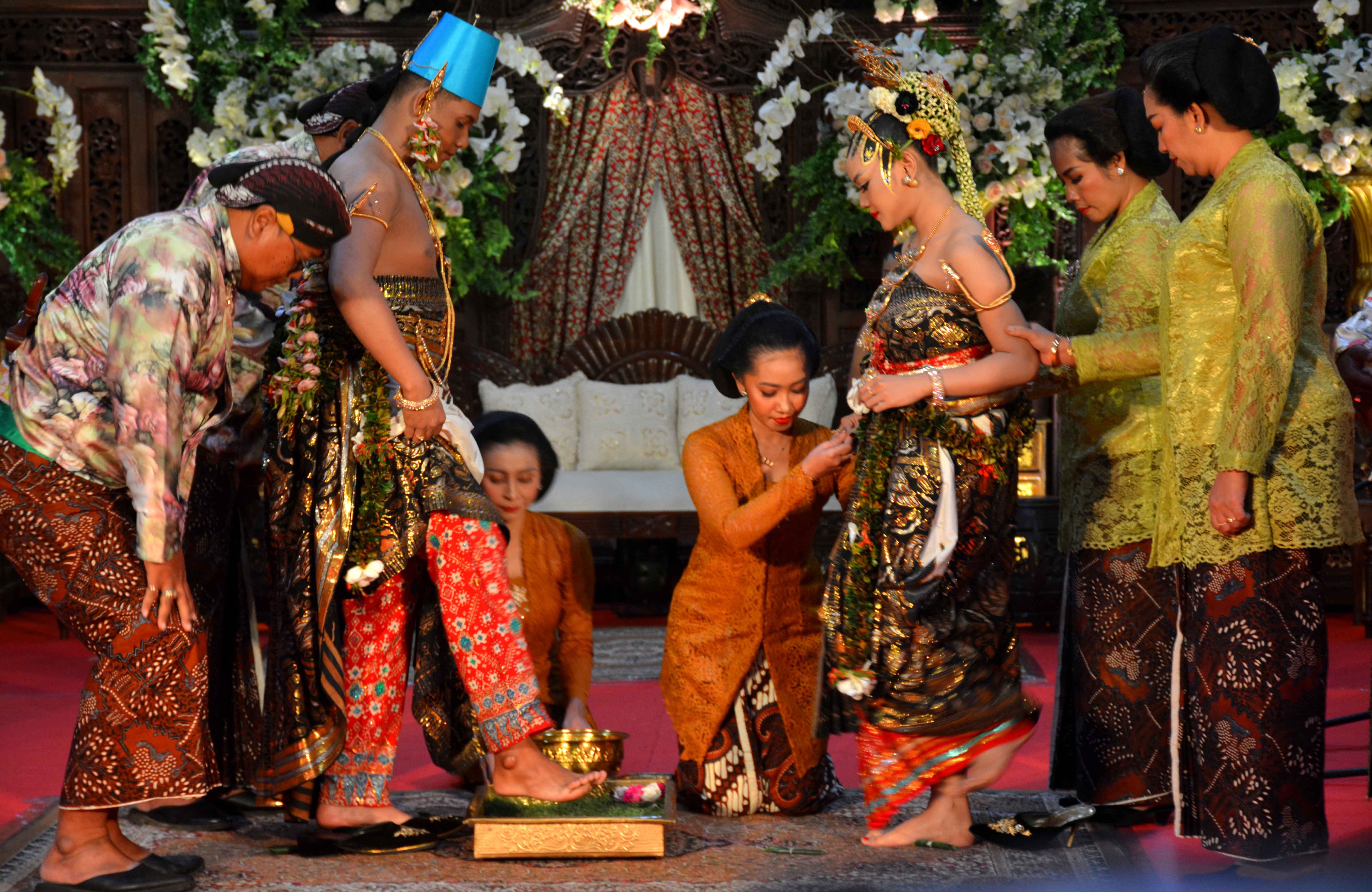 Upacara Adat Panggih Temanten 
